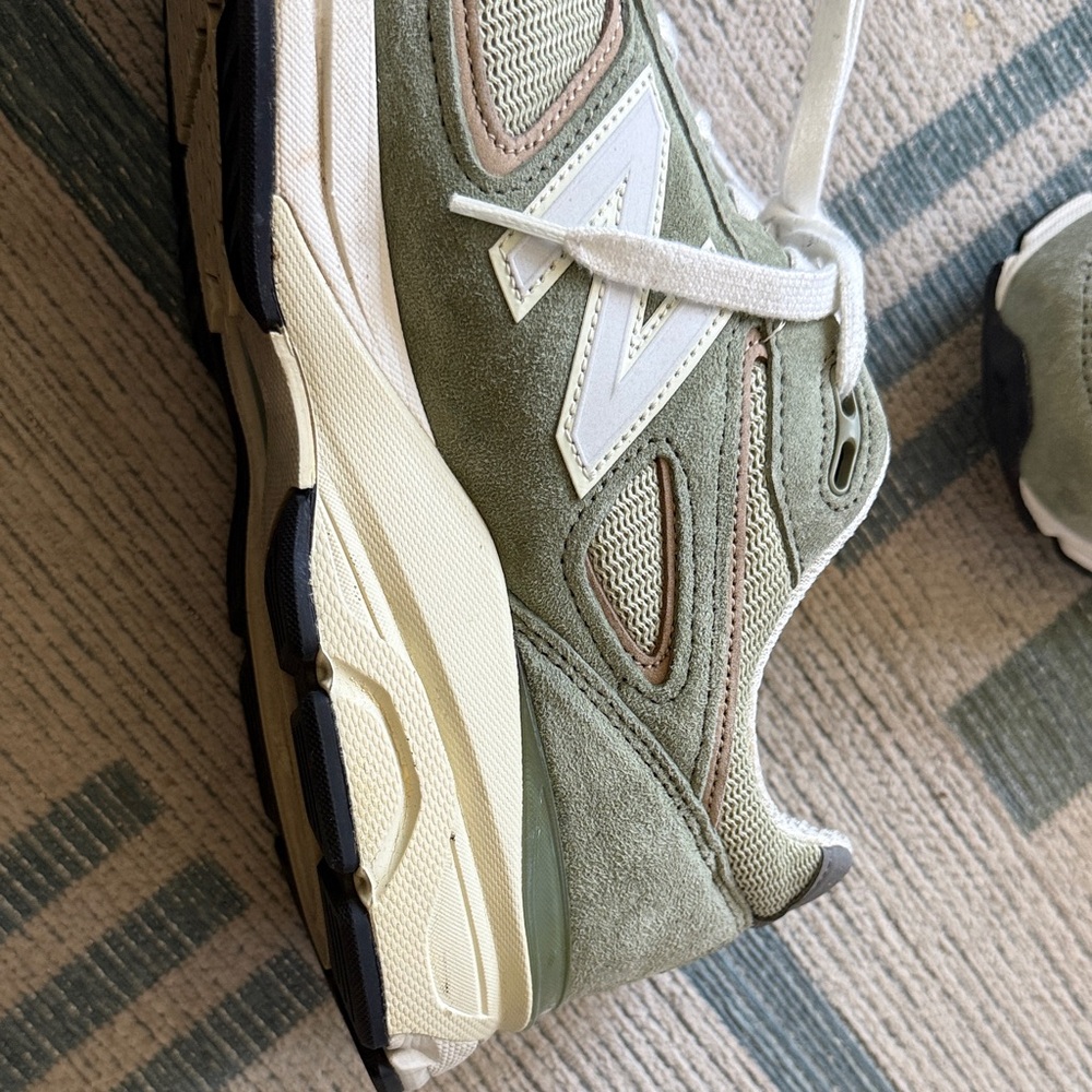 New Balance 990v4 - U990GT4 - Like New - Picture 8 of 9